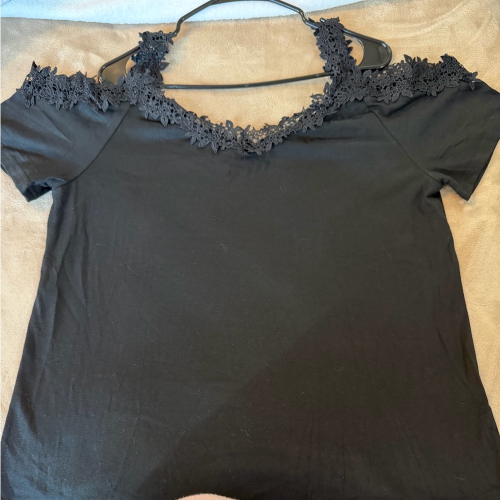 Women’s Black Cold-Shoulder Lace Trim Top